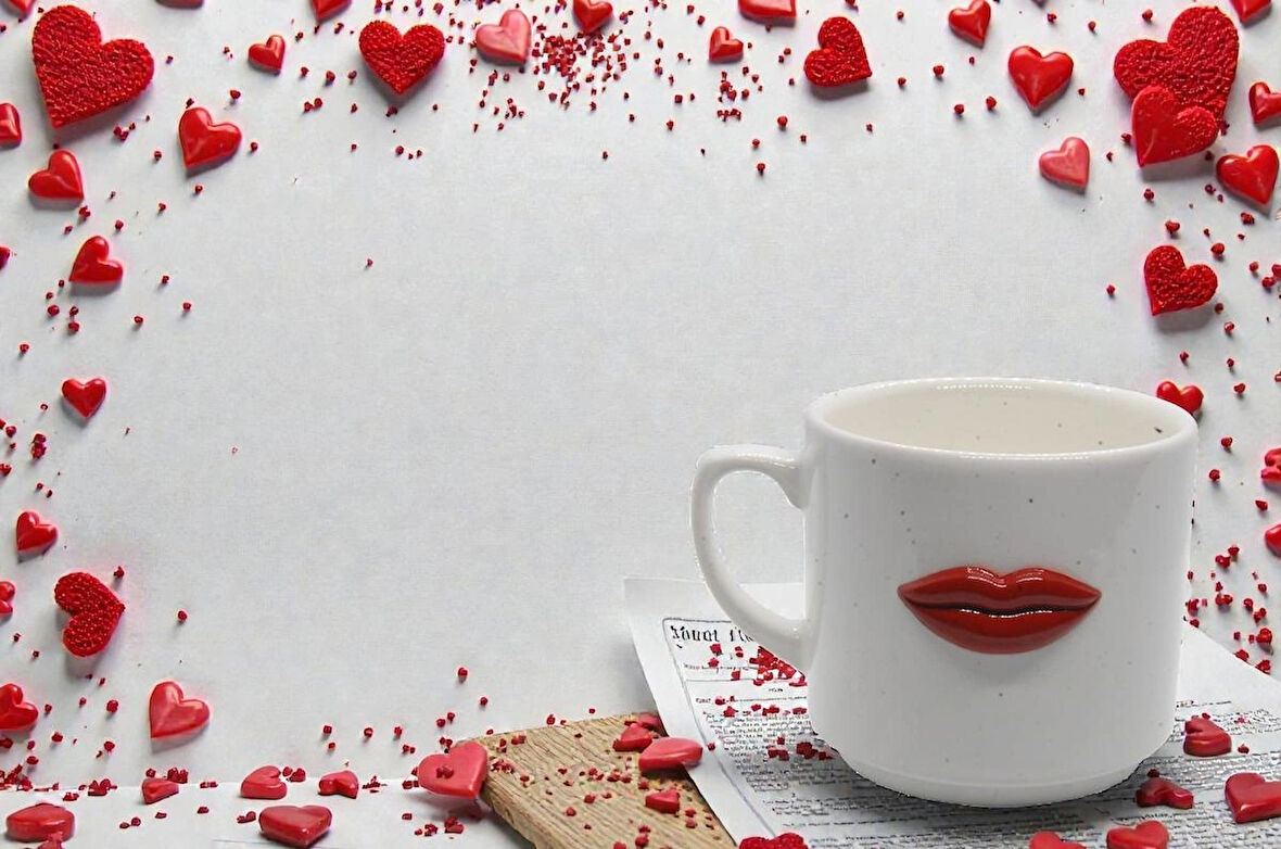 3D Kırmızı Dudak Kabartmalı Romantik Seramik Kupa - Sevgililer Günü ve Yıl Dönümü İçin Özel Tasarım Hediye - Yeni Yıl Hediyesi