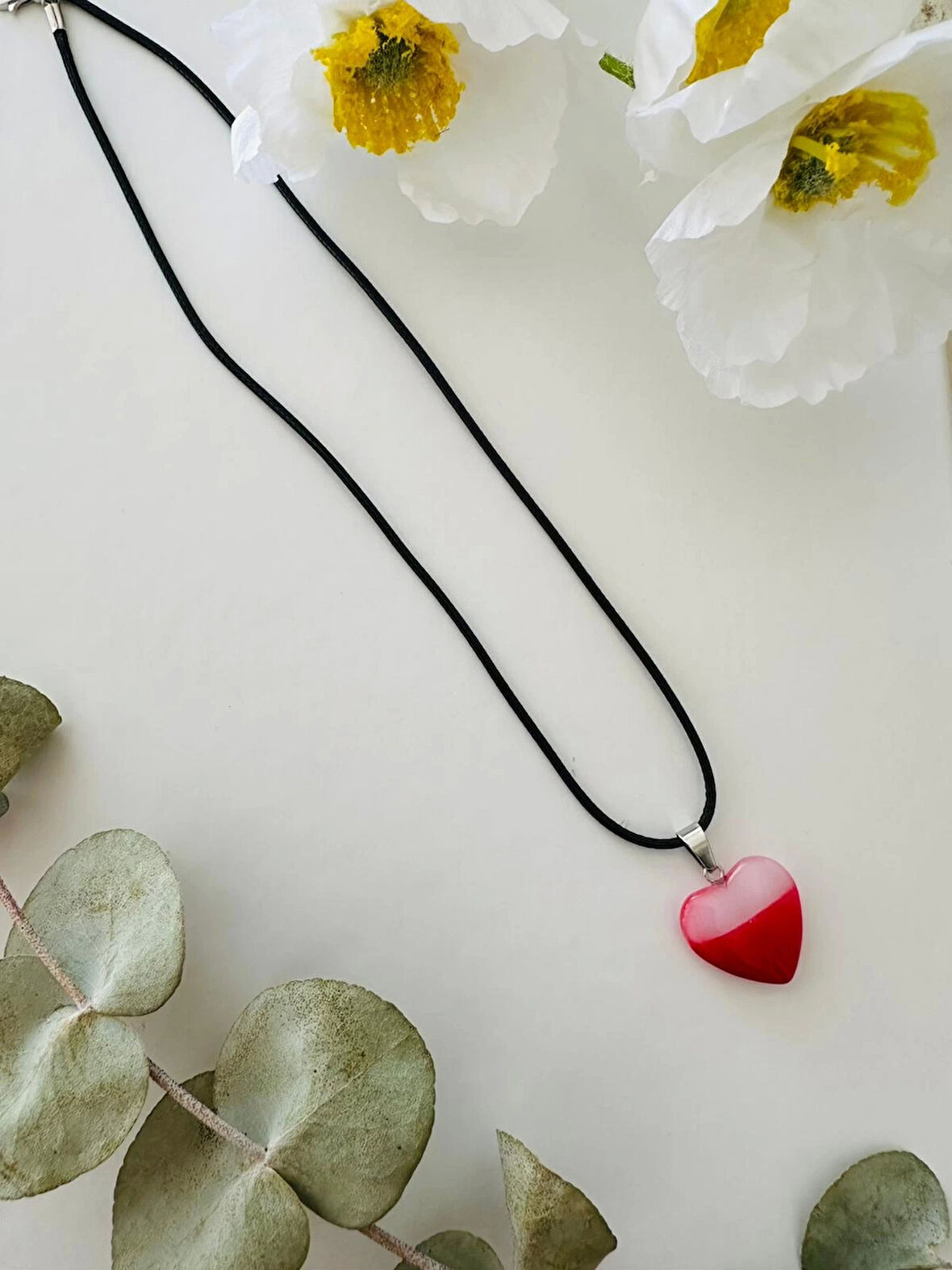 Kırmızı Beyaz Kolye – Siyah İpli El Yapımı Tasarım