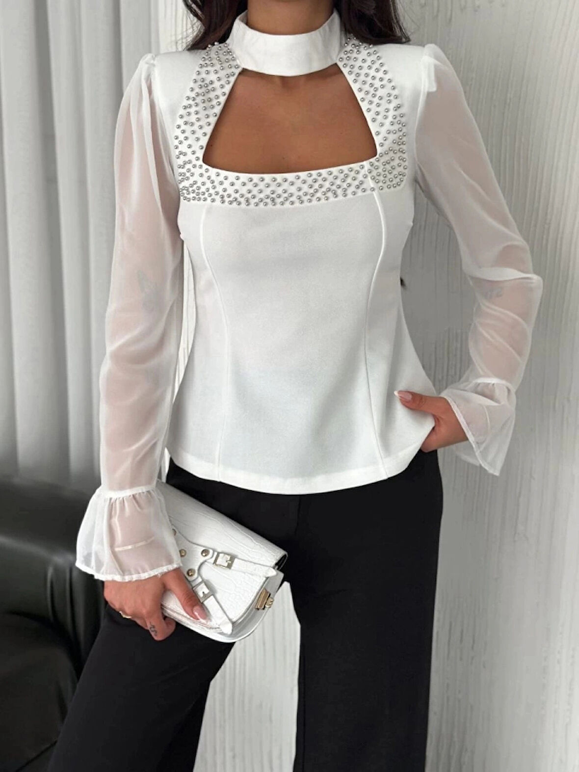 Kolları Şifon Göğüste İnci Boncuk Detaylı Bluz  Beyaz