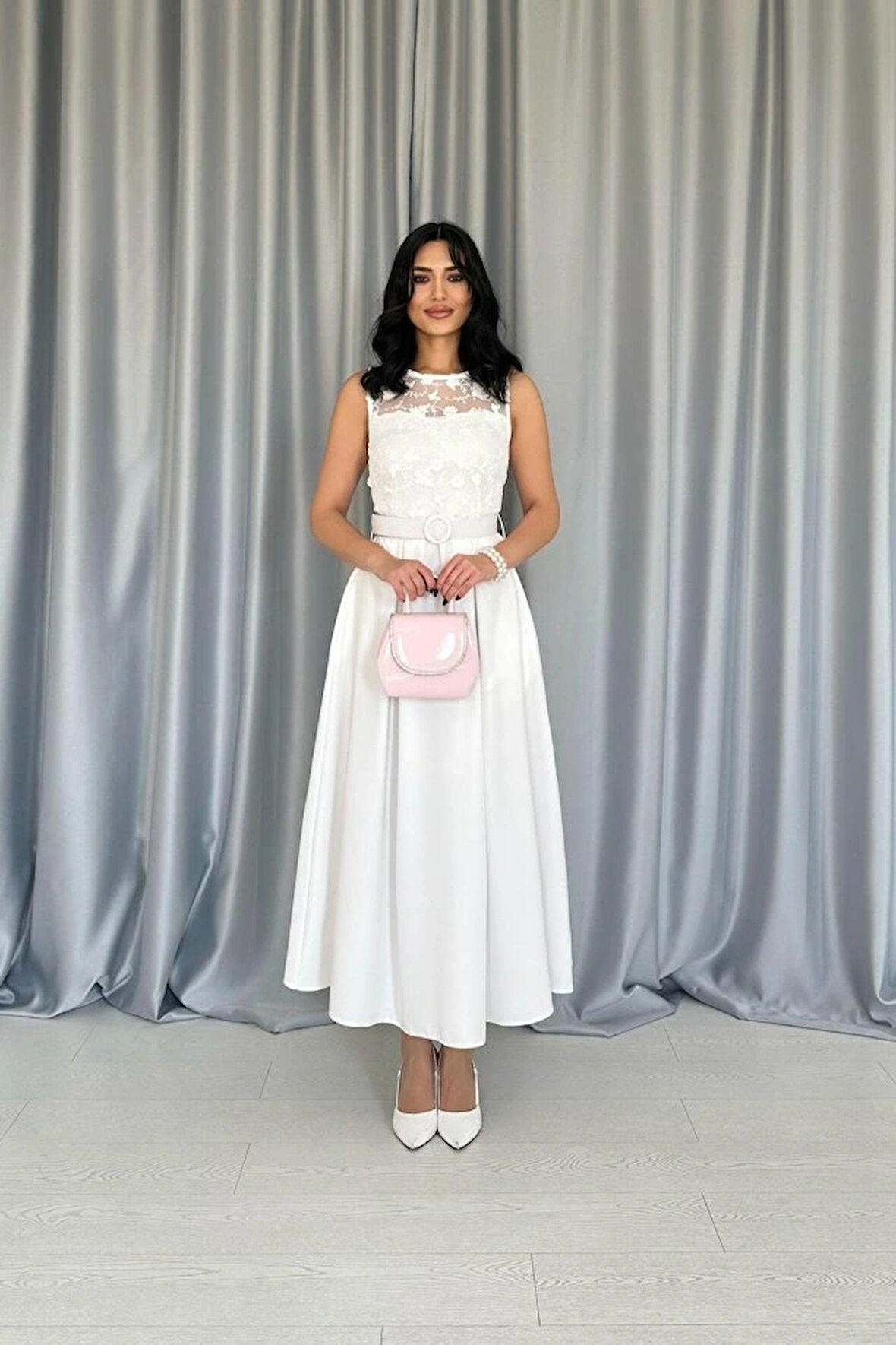 Beyaz Önü Dantel Detaylı Kemerli Elbise