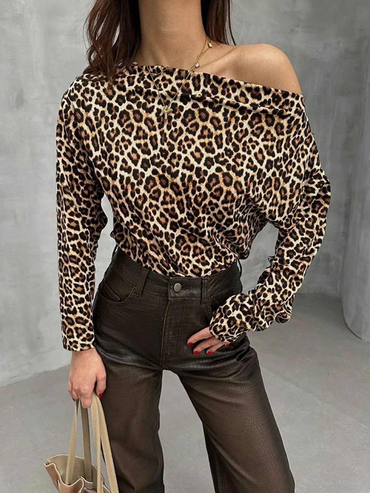 Kadın Leopar Desenli Düşük Omuzlu Bluz