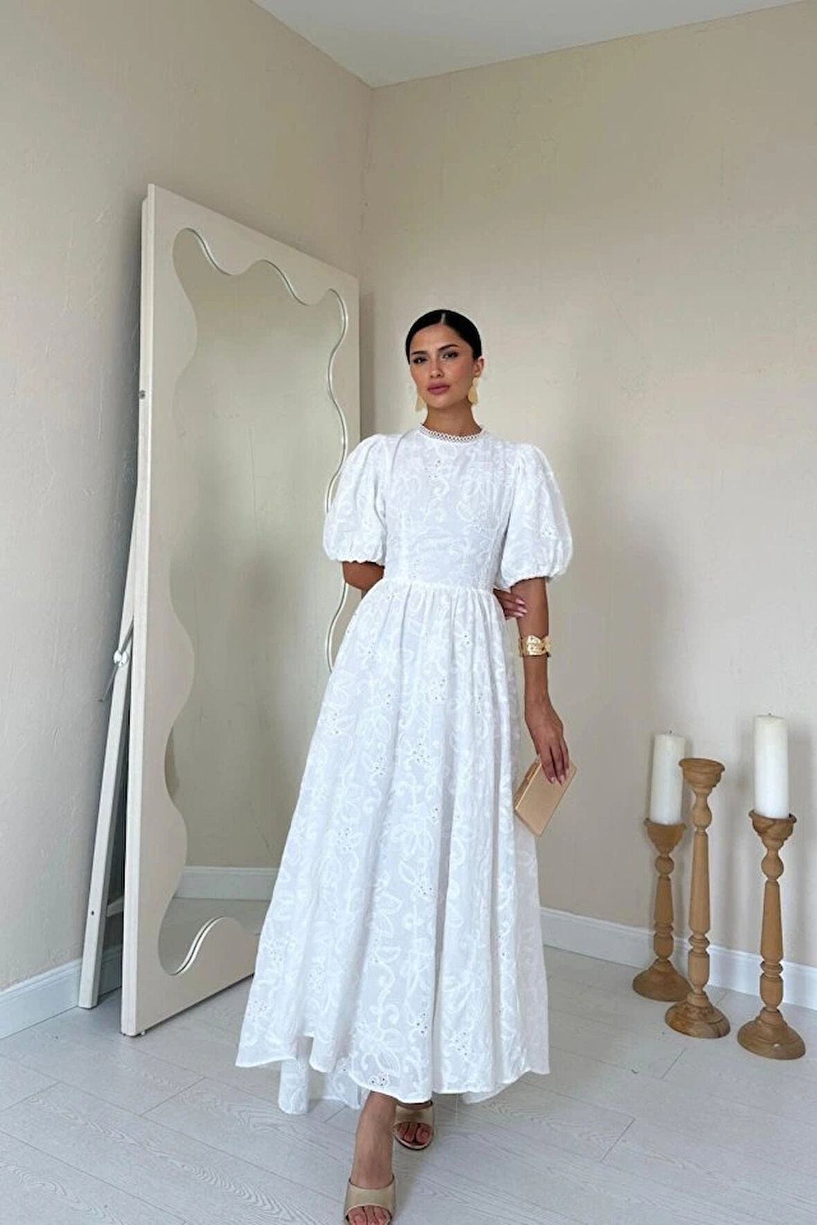 Beyaz Arkası Bağlamalı Brode Elbise