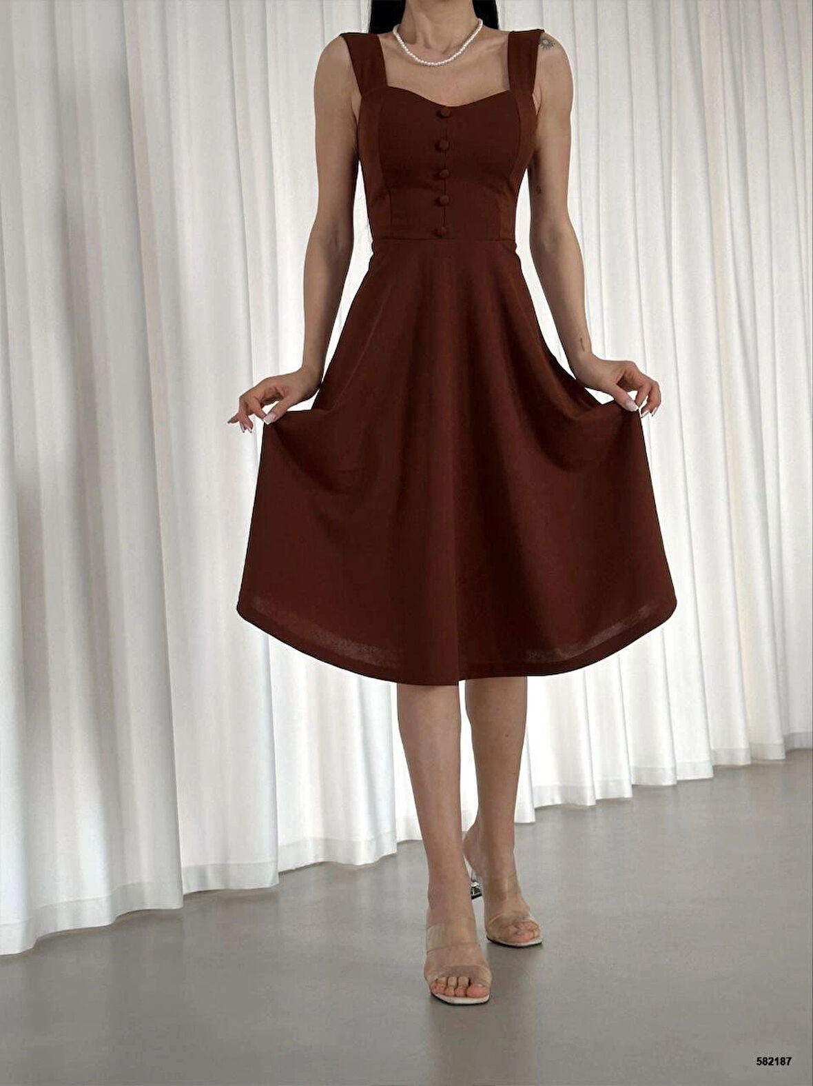 Kadın Krep Kumaş Askılı Kalp Yaka Düğme Detay idi Boy Elbise