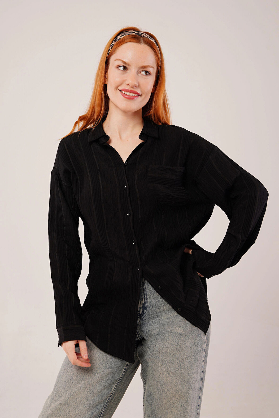 Hakim Yaka Çizgili Cep Detaylı iyah Gömlek