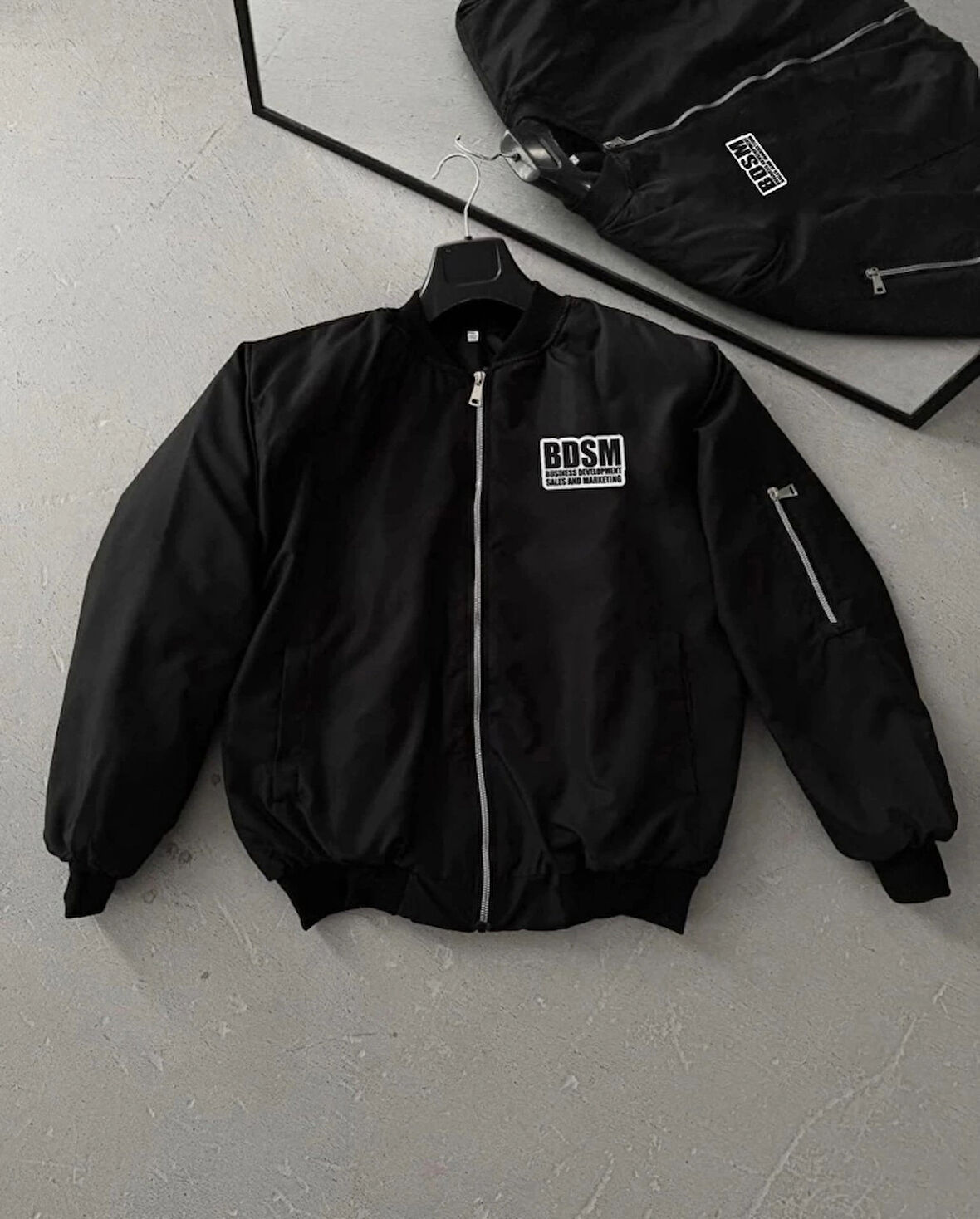 İçi Kapitone Astarlı Tam Kalıp Baskılı Bomber Ceket  iyah