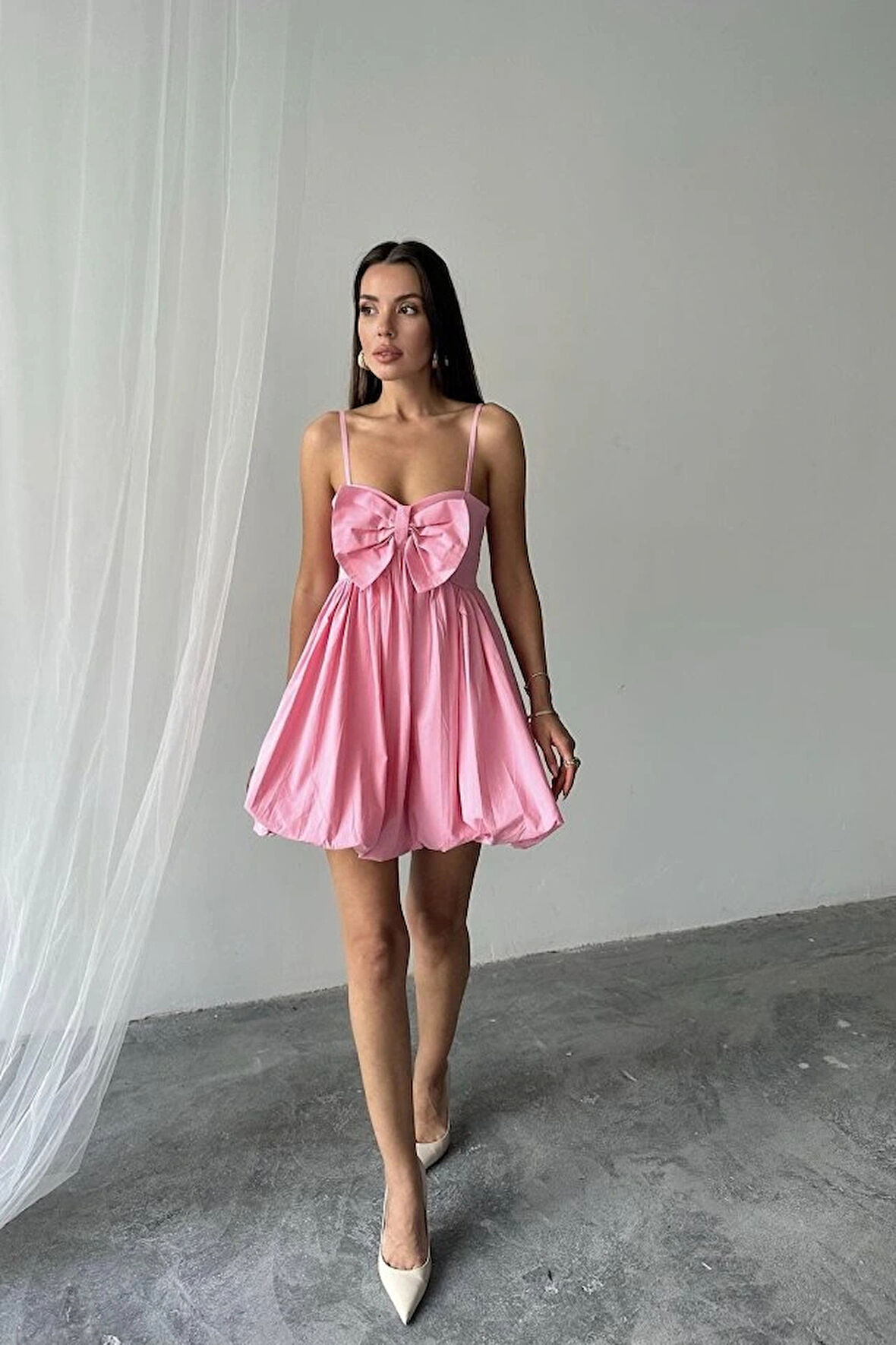 Pembe Önü Fiyonklu Askılı Elbise