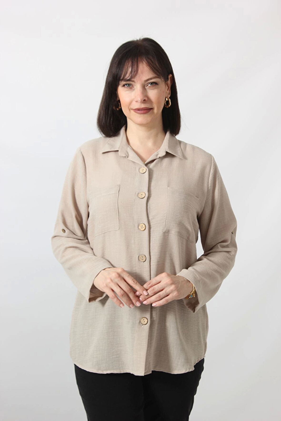BB-077 BEJ PAMUK KETEN KOLU APOLETLİ İKİ CEPLİ KADIN BÜYÜK BEDEN GÖMLEK