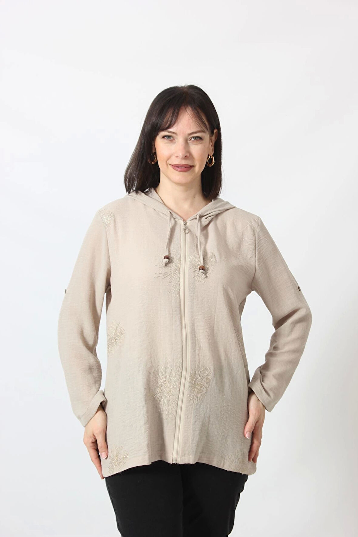 B-0358 KOLU APOLETLİ GÜMÜŞ SİMLİ İŞLEMELİ DESENLİ KETEN KADIN BÜYÜK BEDEN TAŞ RENGİ GÖMLEK