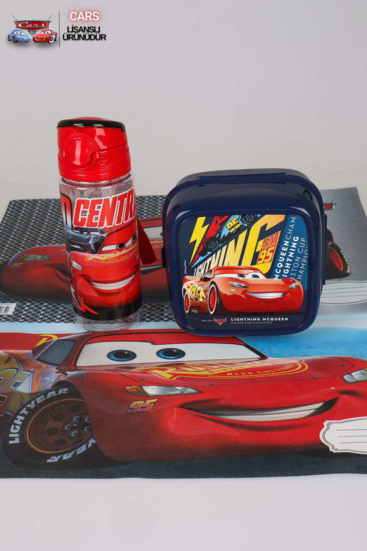 LİSANSLI CARS BESLENME ÖRTÜSÜ , TRITAN MATARA 500 ML VE 2 KATLI BESLENME KABI/LUNCH BOX SETİ 