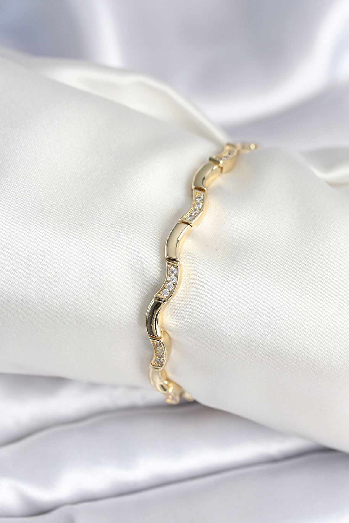 Pirinç Gold Renk Dalgalı Model Kadın Bileklik - TJ-BB7962