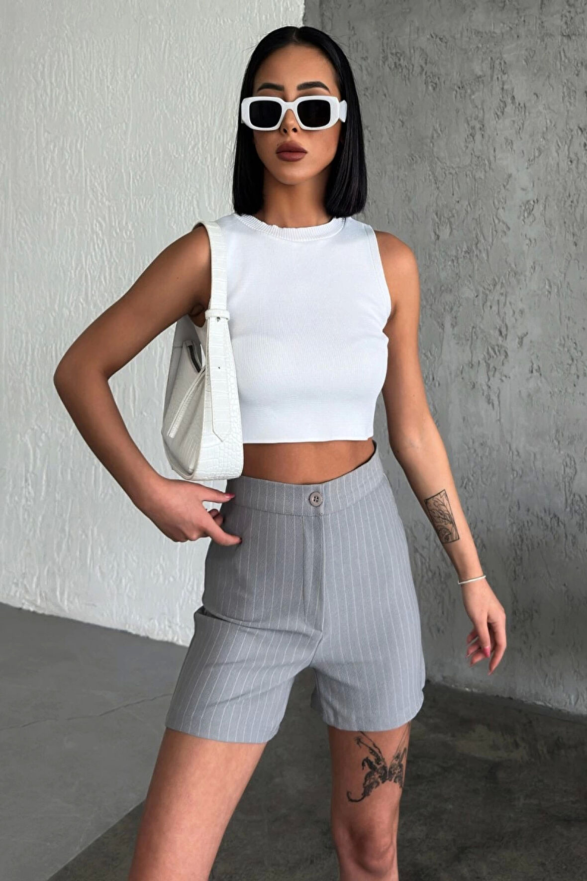 Zarif Ve Şıklığı Bir Arada Sunan Yüksek Bel Krep Esnek Çimalı Çizgili Şort Gri