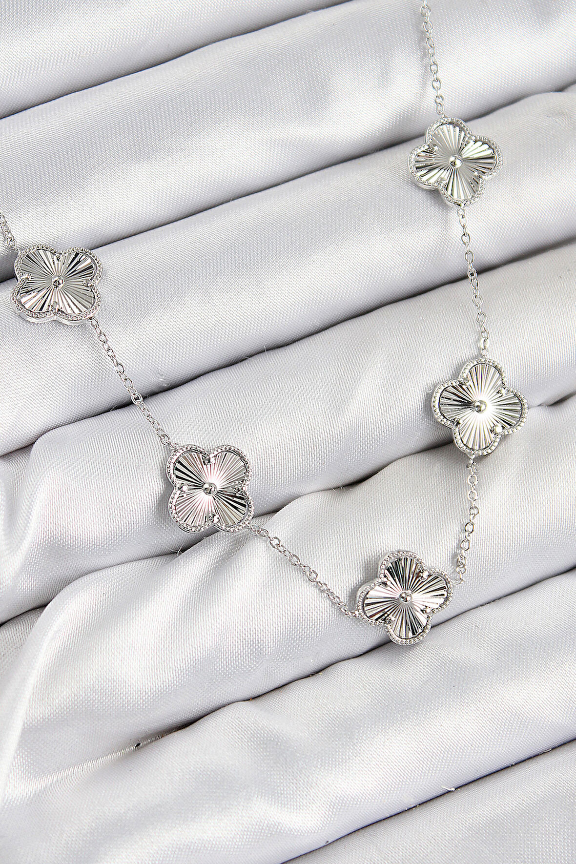 Pirinç VIP Yonca Model Gümüş Renk Kadın Kolye - TJ-BKO10483