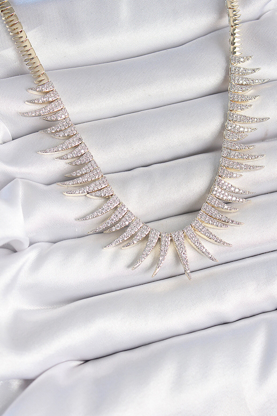 Pirinç Gold Renk Zirkon Taşlı Sivri Model VIP Seri Kadın Kolye - TJ-BKO10202