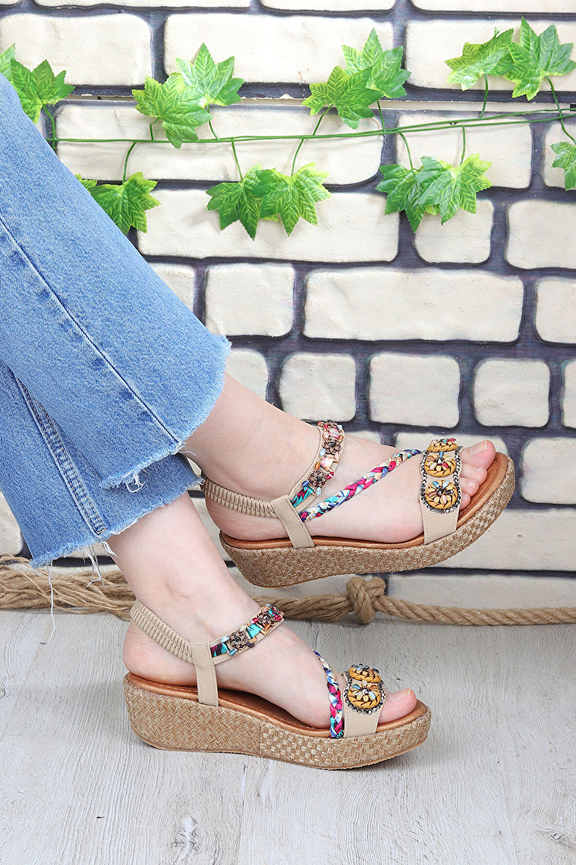 Vojo Daisy Rahat Taban Taş Boncuk Detaylı Kadın Sandalet