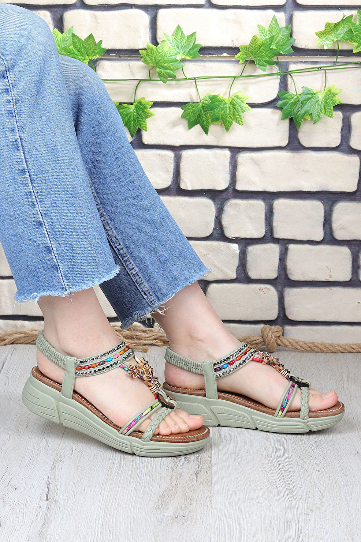 Vojo Bead Rahat Boncuk Taş Detaylı Lastikli Kadın Sandalet