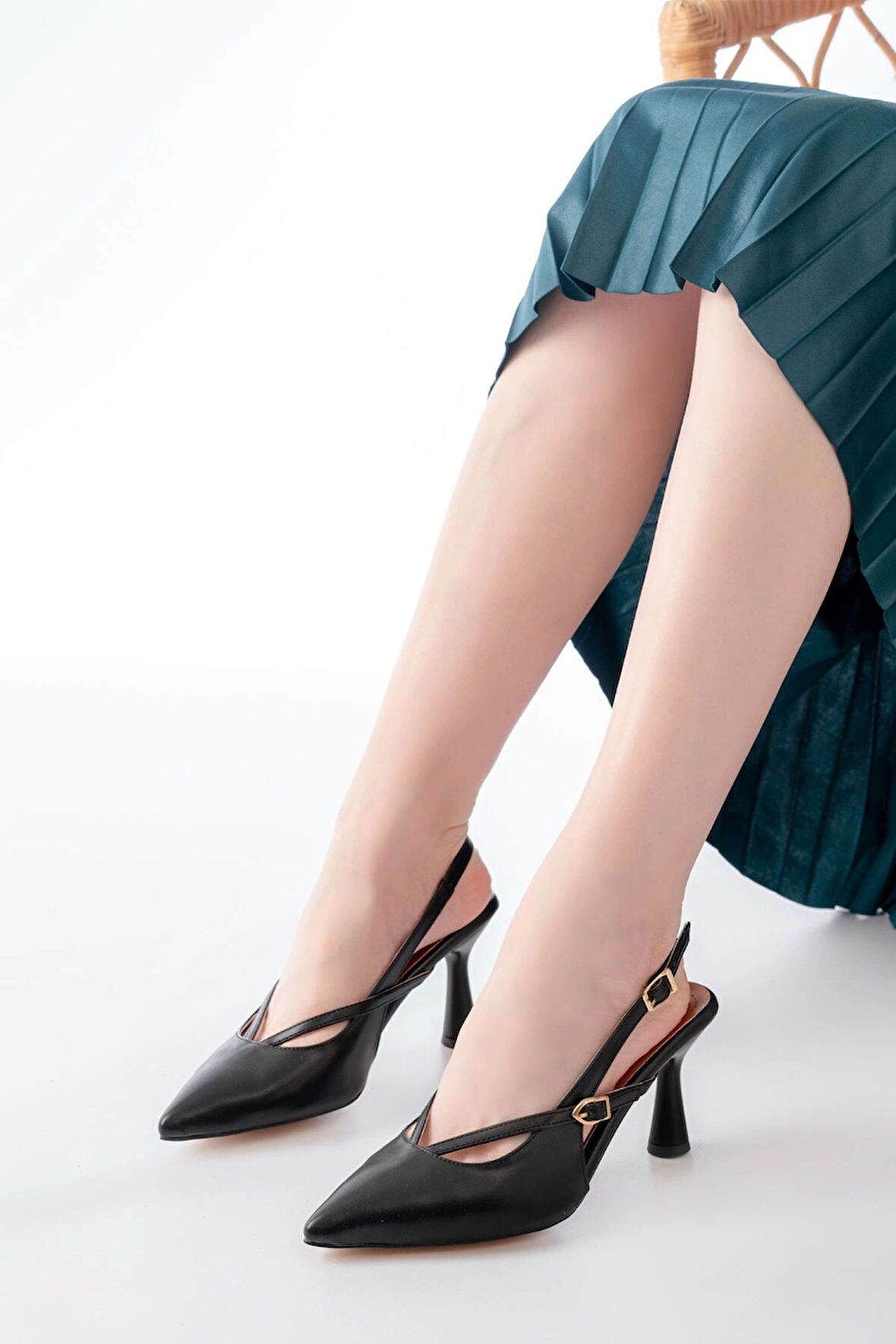 4962 Siyah Sivri Burun Tokalı Yuvarlak Topuk Kadın Sandalet