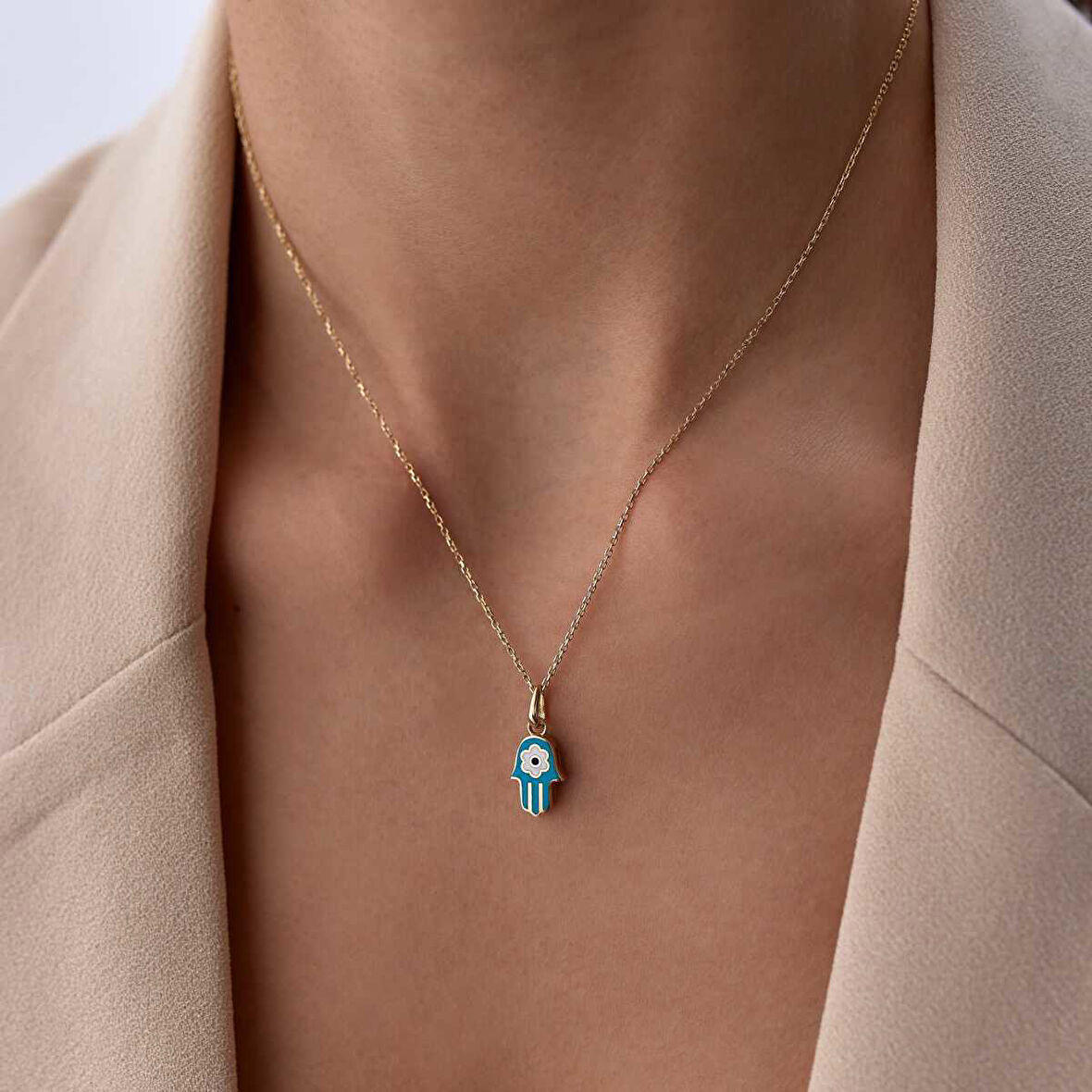 Mineli Fatmanın Eli Kolye