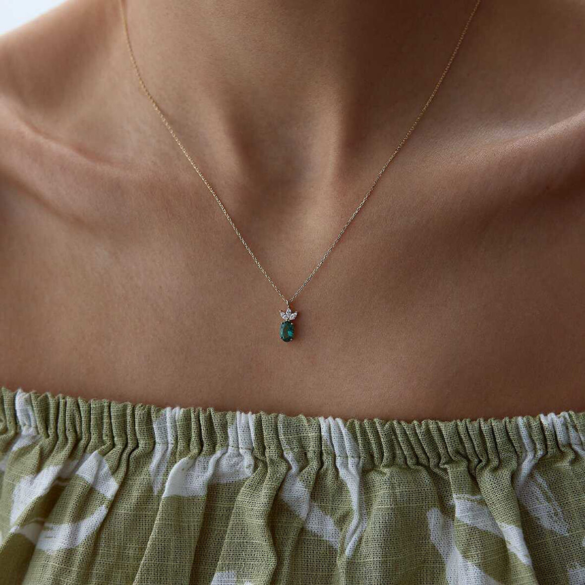 Yeşil Oval Taşlı Kolye