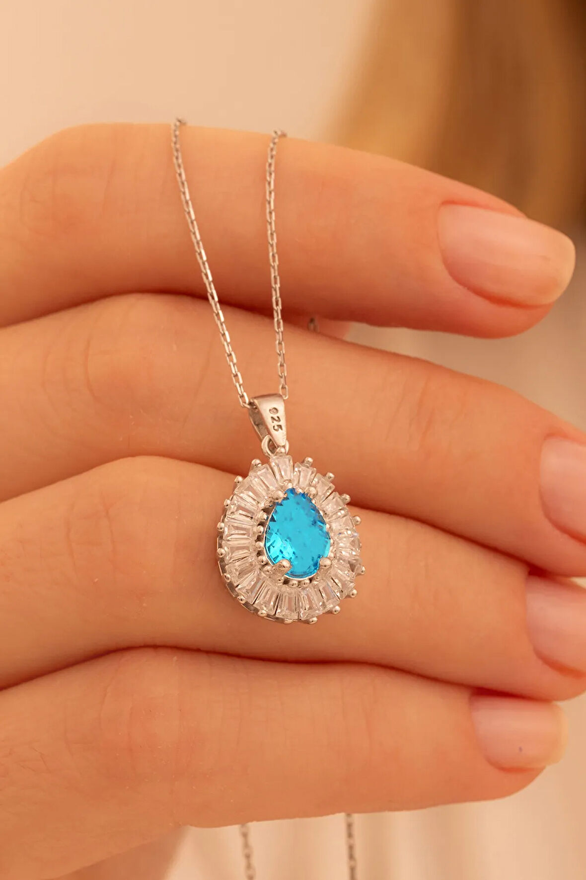 Kadın Gümüş Kolye - Mekik Model Mavi Topaz Taşlı Baget Süslemeli Rodyumlu Kadın Kolye
