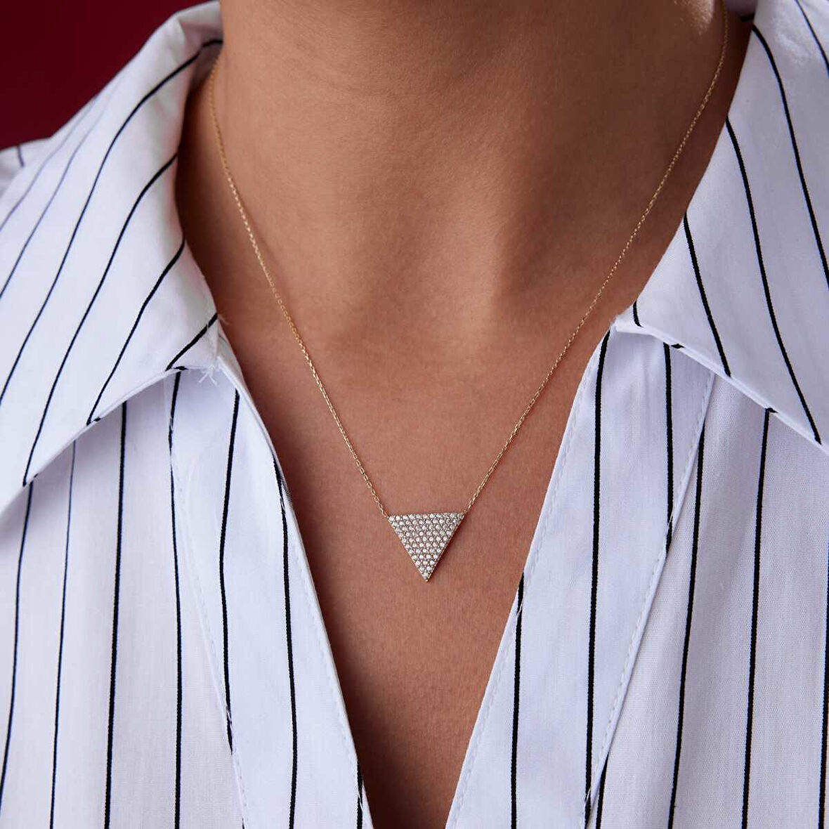 Taşlı Ters Üçgen Kolye