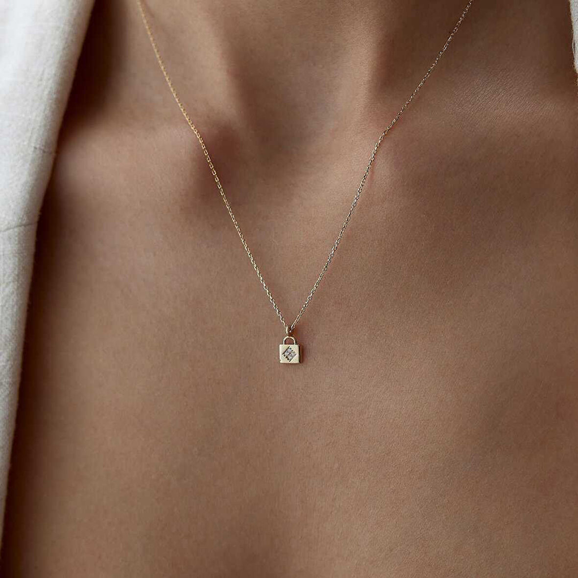 Dört Taşlı Kilit Kolye