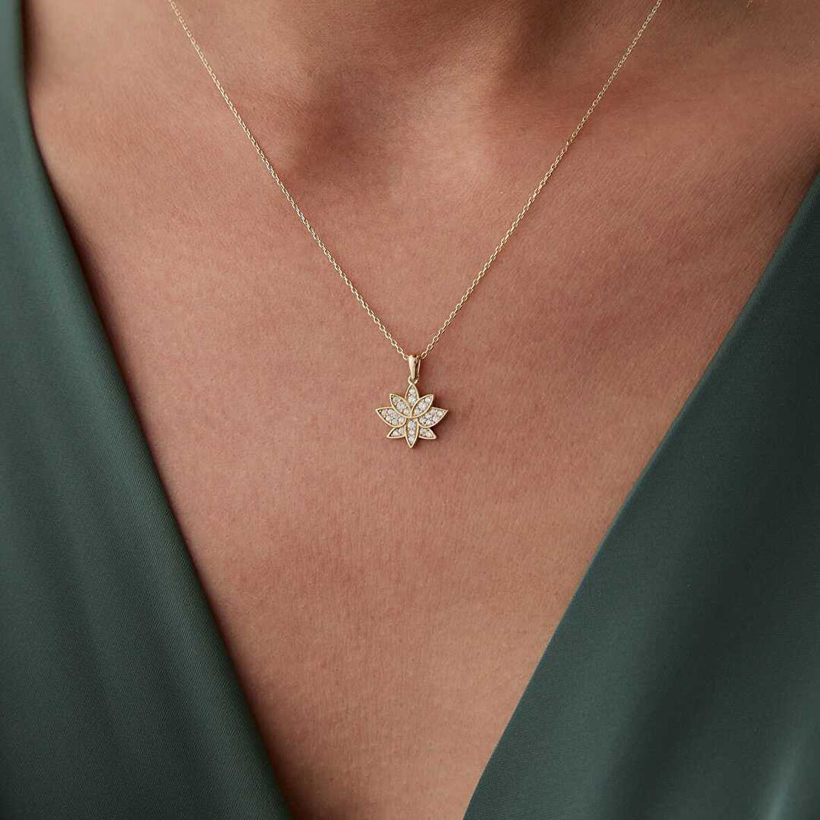 Taşlı Lotus Çiçeği Kolye