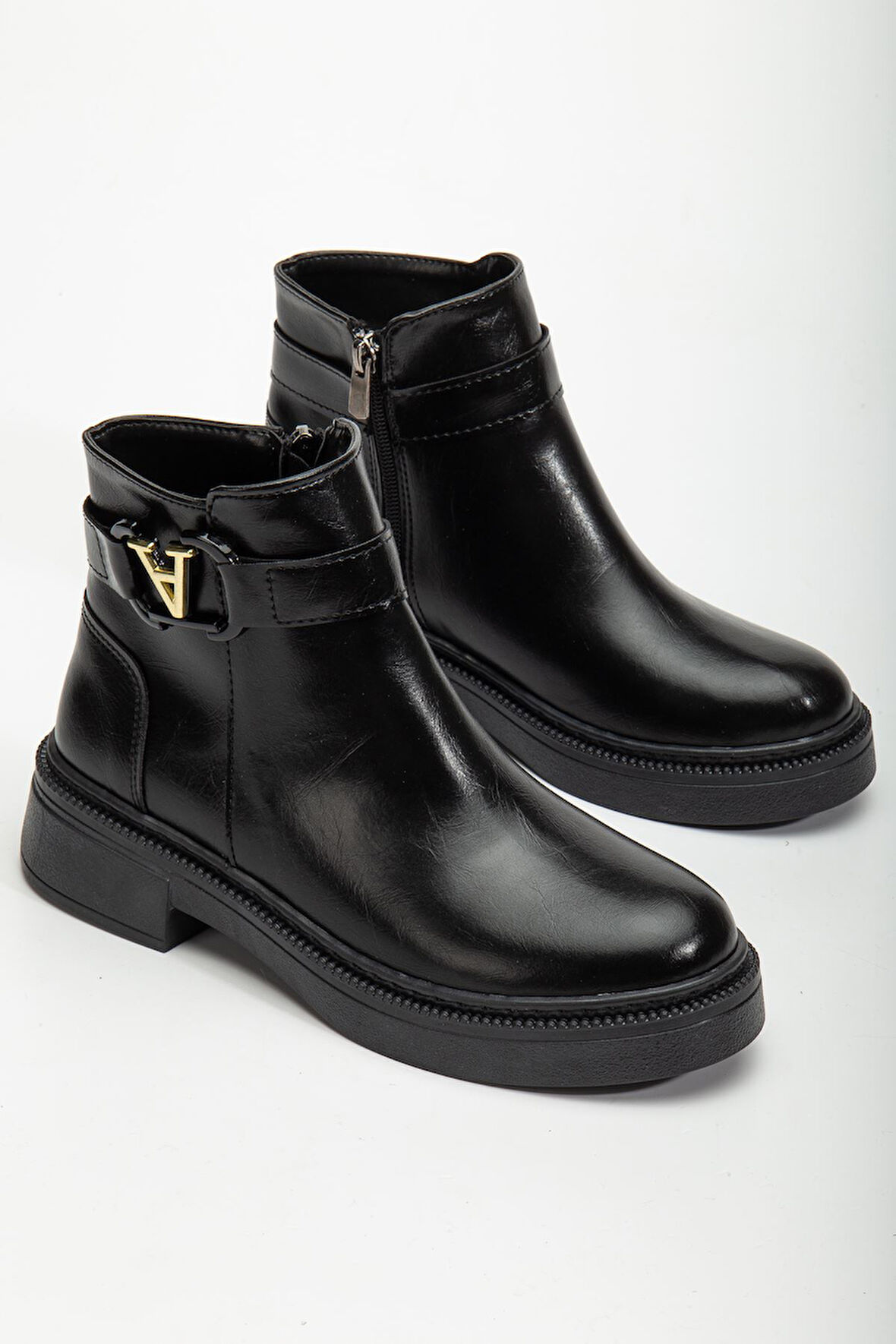 Kadın Tokalı Soğuk Geçirmez Parlak Siyah Kışlık Bot  