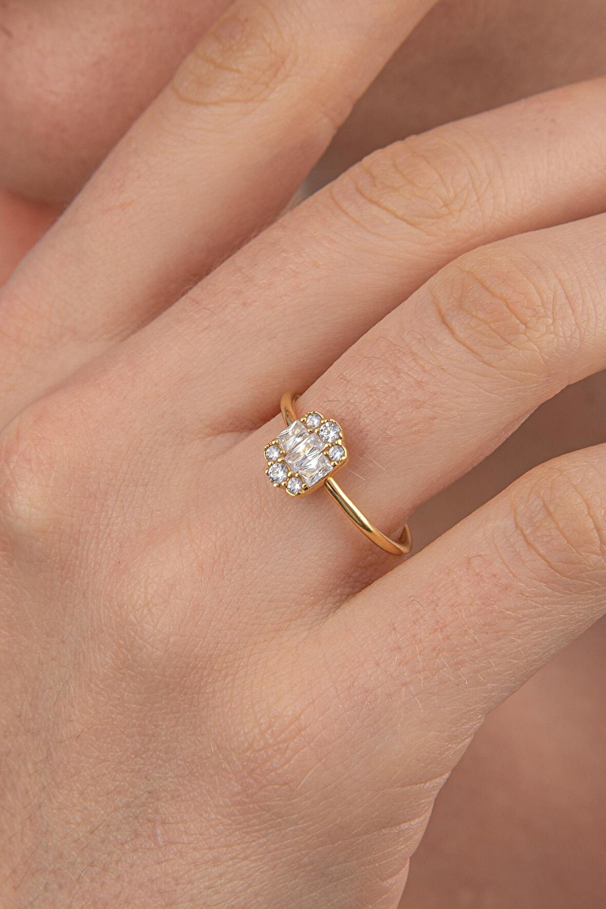 14 Ayar Altın Kenar Taşlı Baget Yüzük