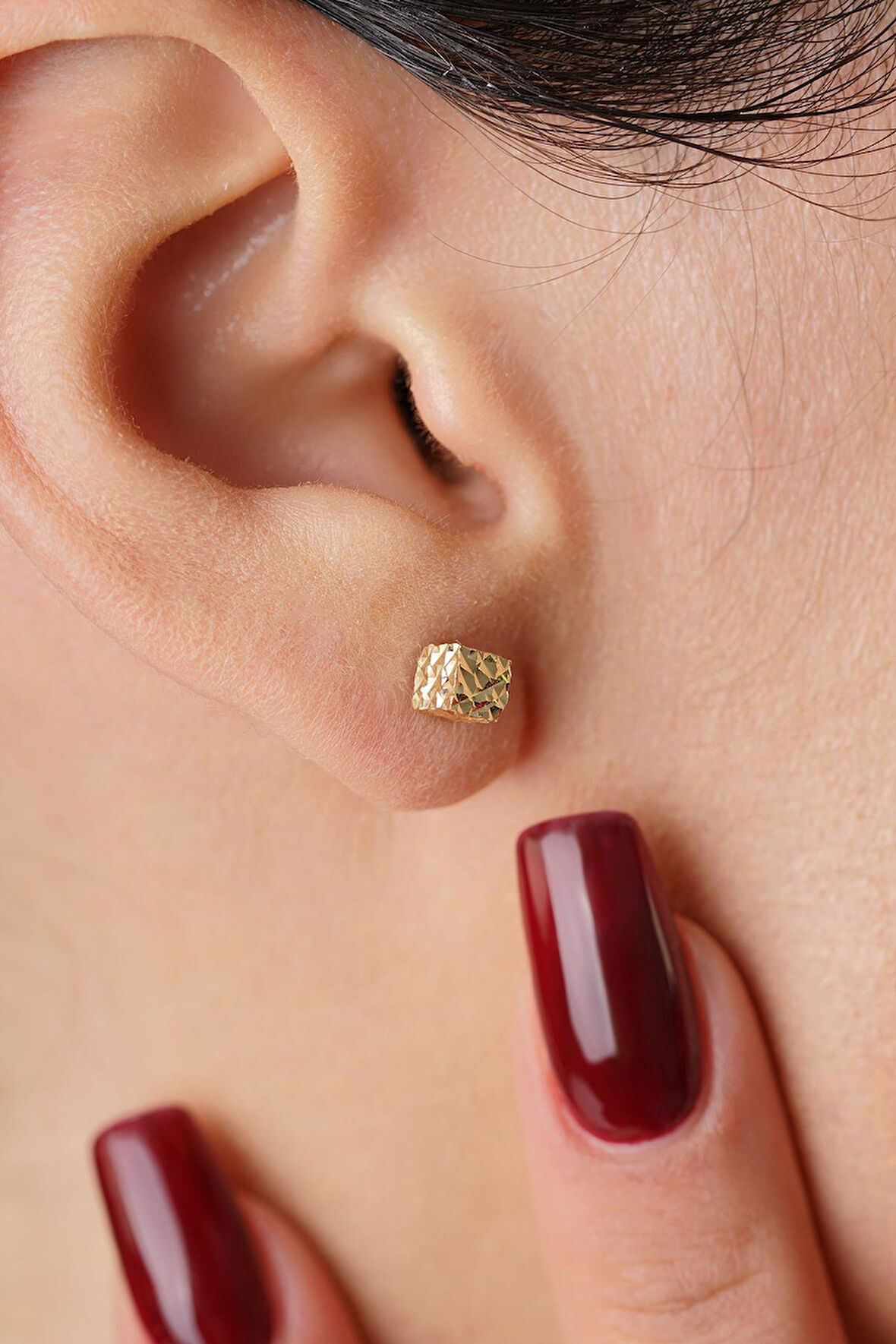 14 Ayar Altın Kalem İşlemeli Küp Küpe