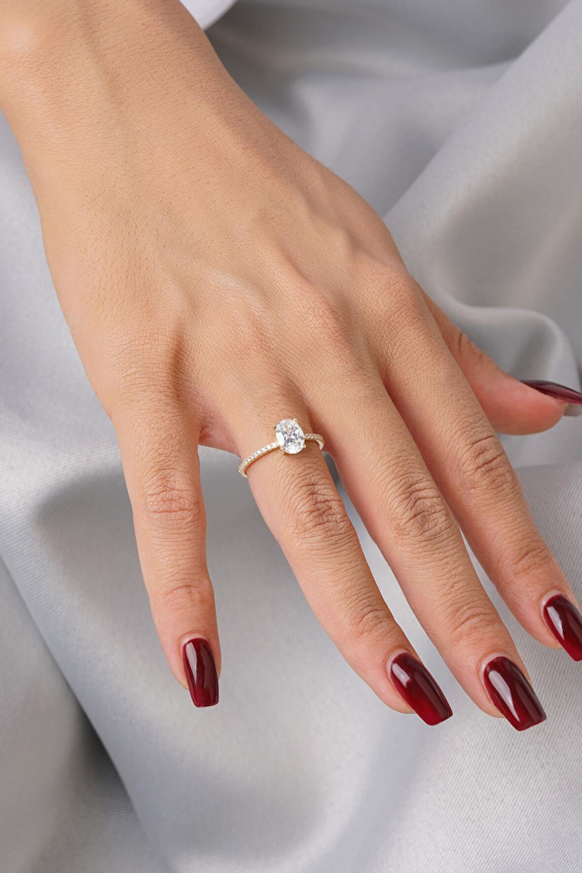 14 Ayar Altın Oval Baget Taşlı Yüzük