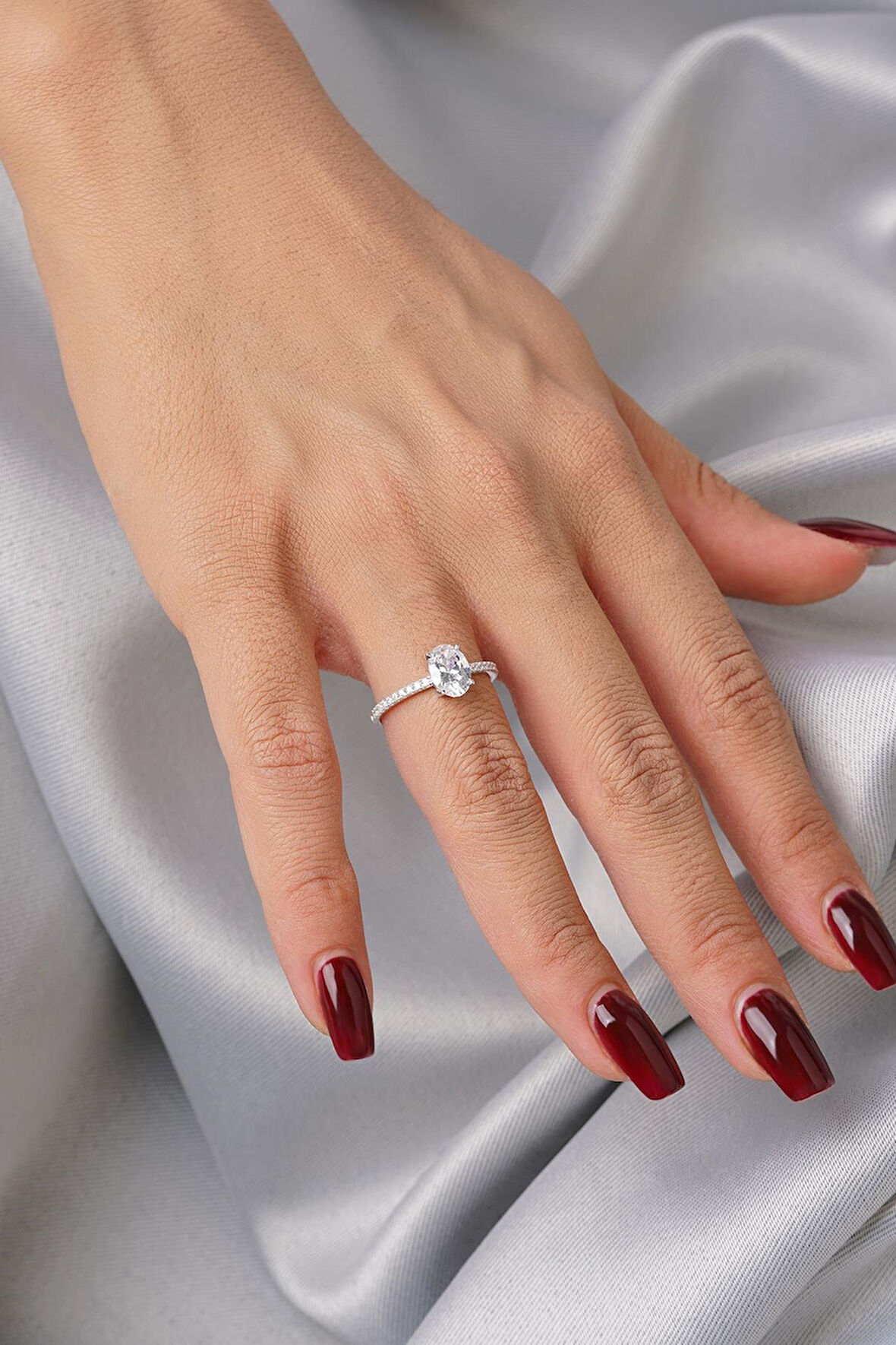 14 Ayar Altın Oval Baget Taşlı Yüzük