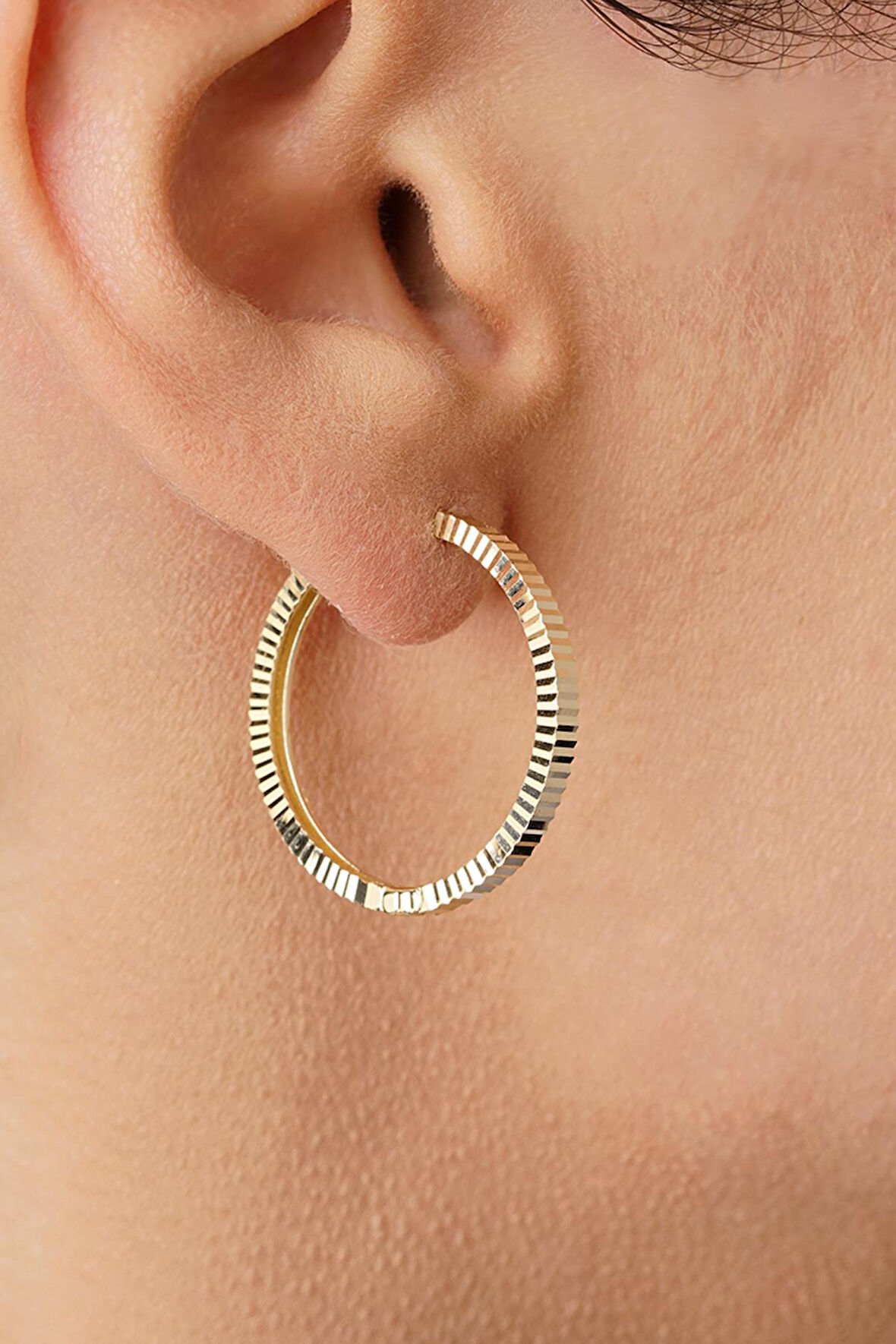 14 Ayar Altın Kalem İşlemeli Işıltı Halka Küpe Büyük