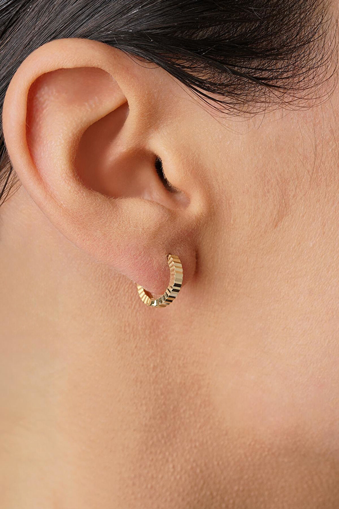 14 Ayar Altın Kalem İşlemeli Işıltı Halka Küpe Küçük