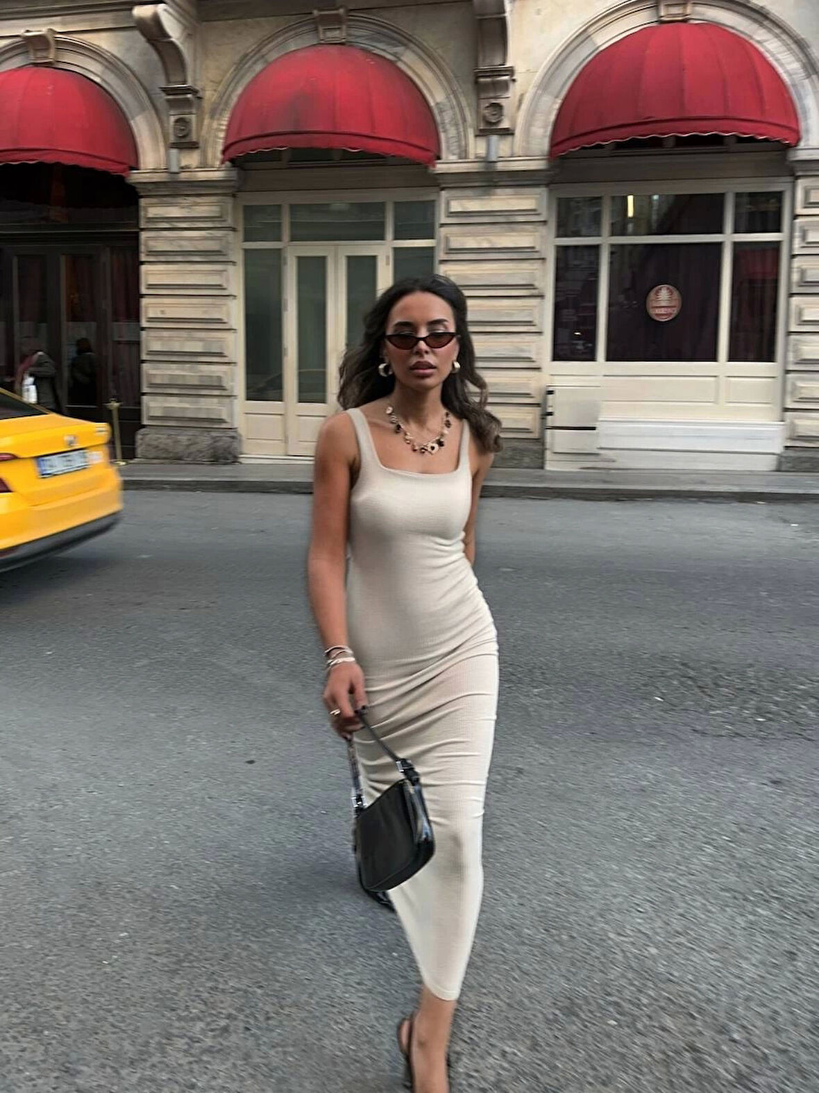 Ekru Askılı Yırtmaçlı Elbise