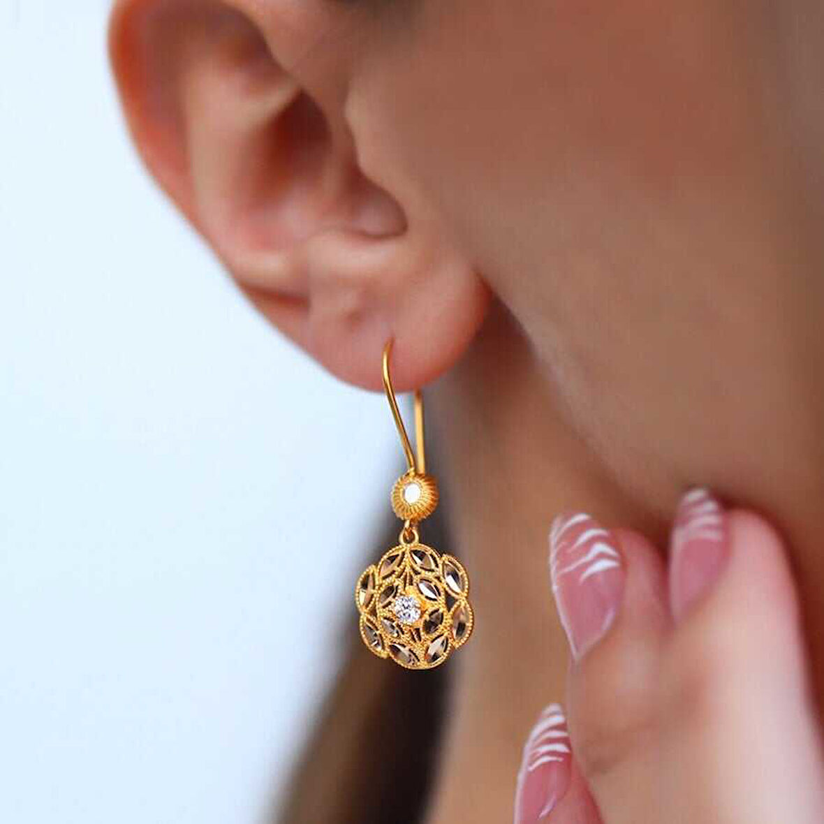 Taşlı Çiçek Sallantılı Küpe