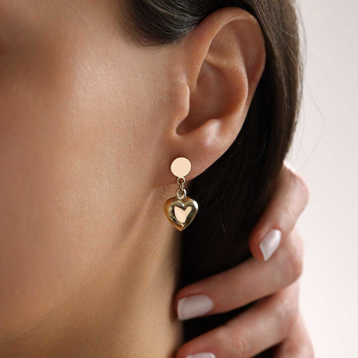 Bold Kalp Sallantılı Vidalı Küpe