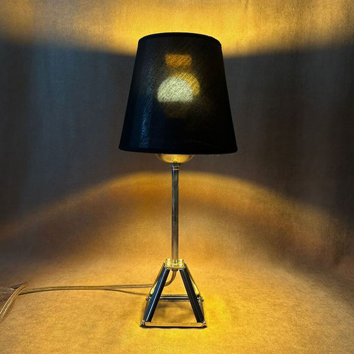 Uretti - Funda 1593 5588 Zümrüt Luna Noir Modern Abajur Metal Ayaklı Masa Lambası