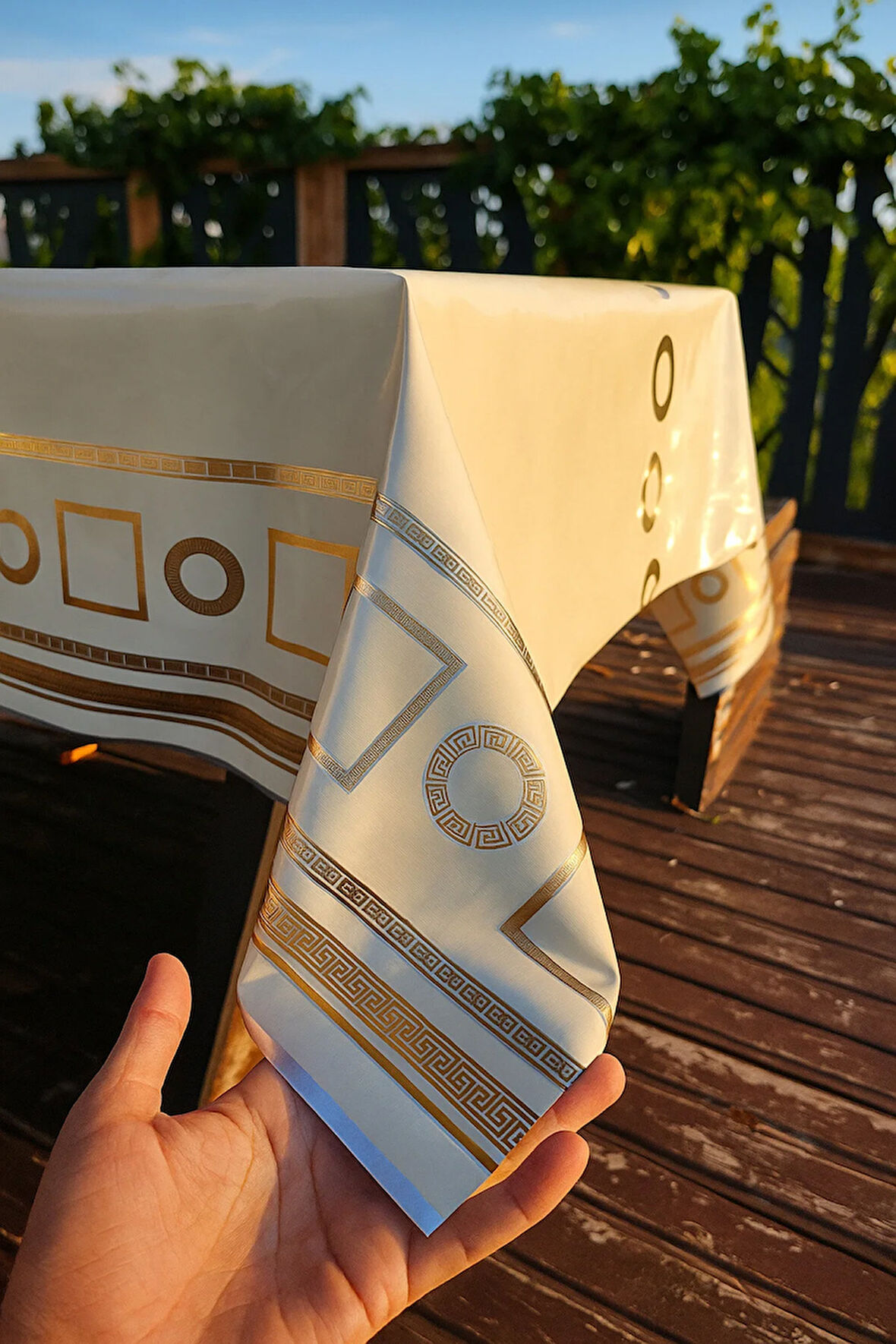 Lüks Desenli Altın Yaldızlı Su Geçirmez PVC Masa Örtüsü Modern Şık Tasarım Kolay Silinebilir Sofra