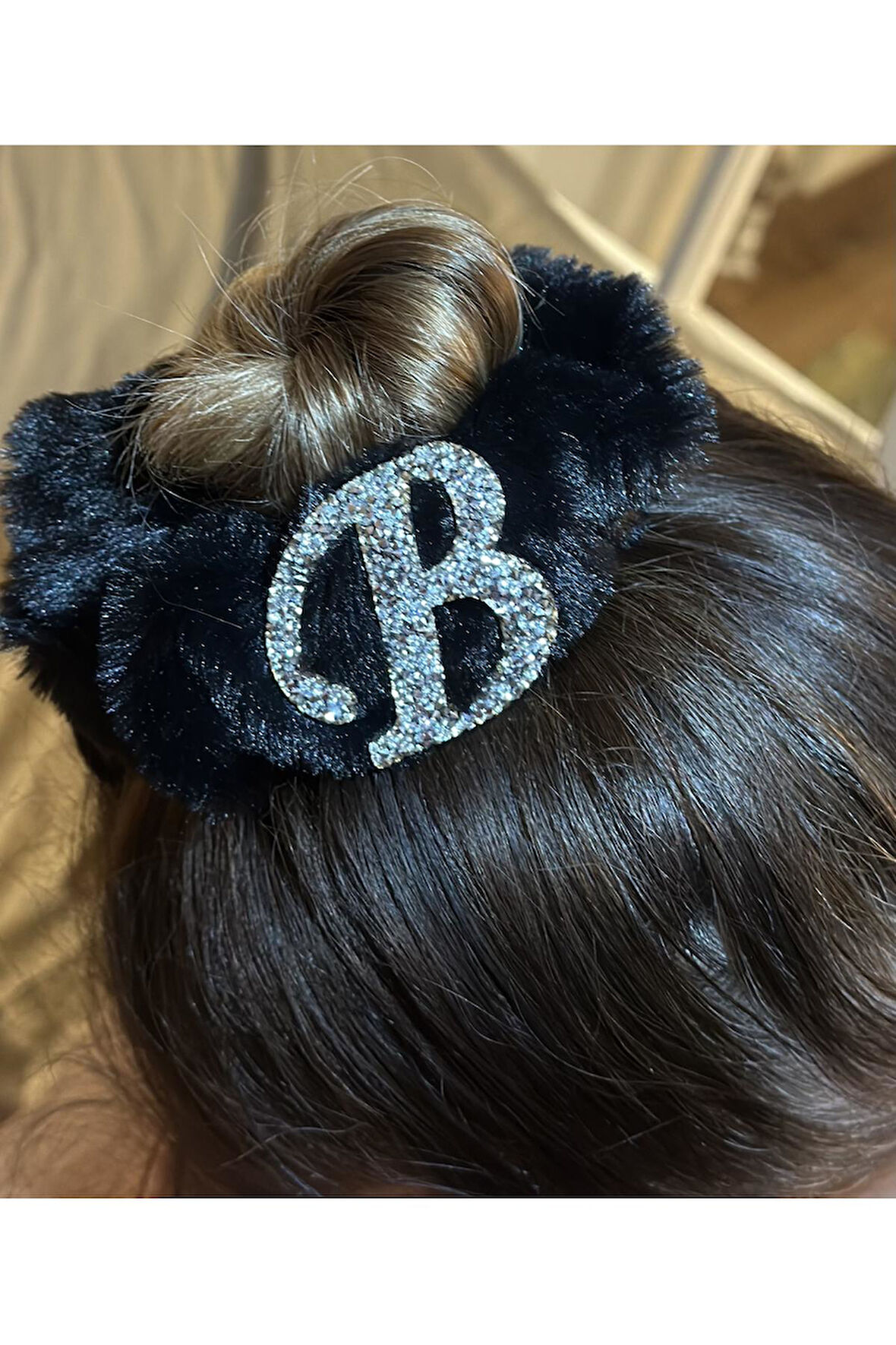 B harfli kürklü saç tokası