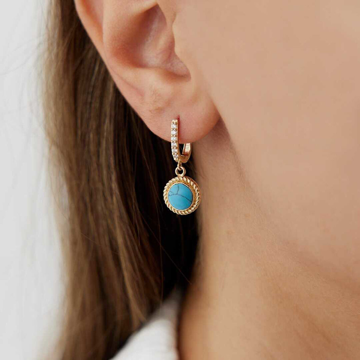 Yuvarlak Firuze Taşlı Sallantılı Küpe