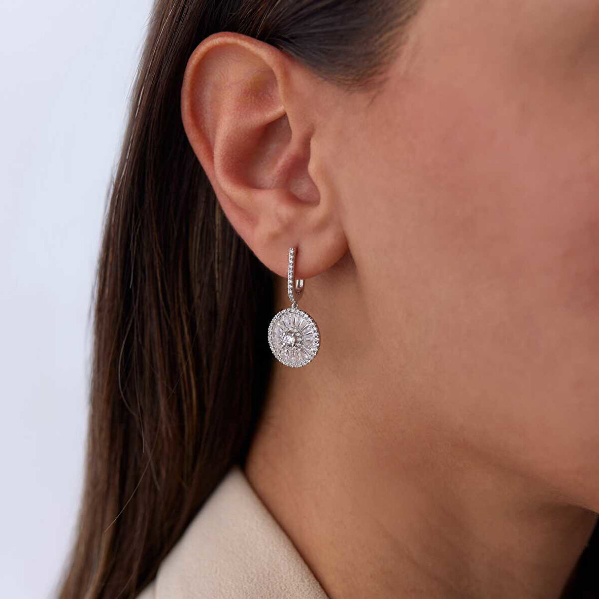 Sonsuz Parıltı Baget Sallantılı Küpe