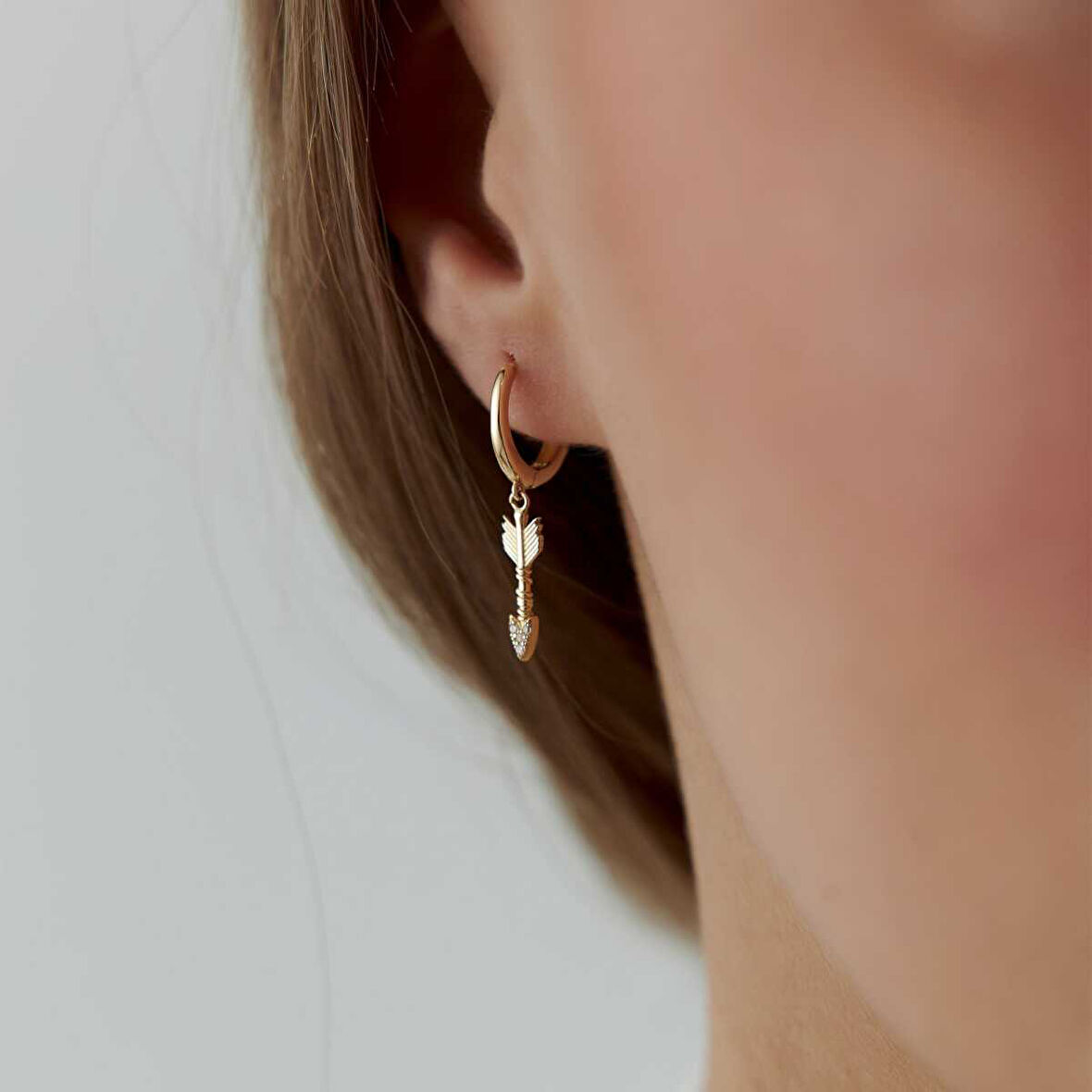 Taşlı Ok Sallantılı Küpe