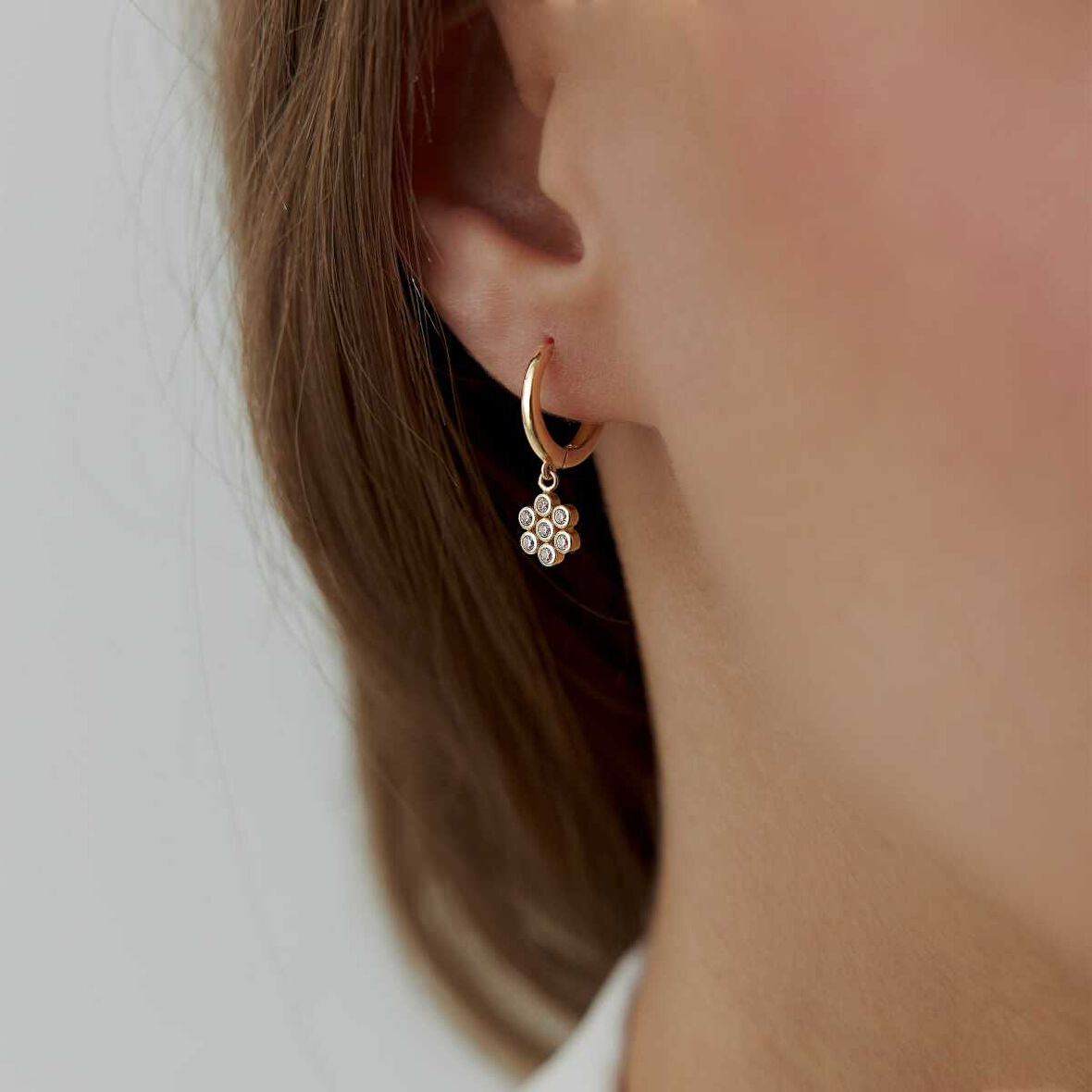 Taşlı Çiçek Sallantılı Küpe