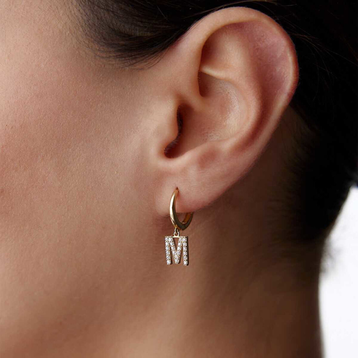 Taşlı Harf Sallantılı Küpe