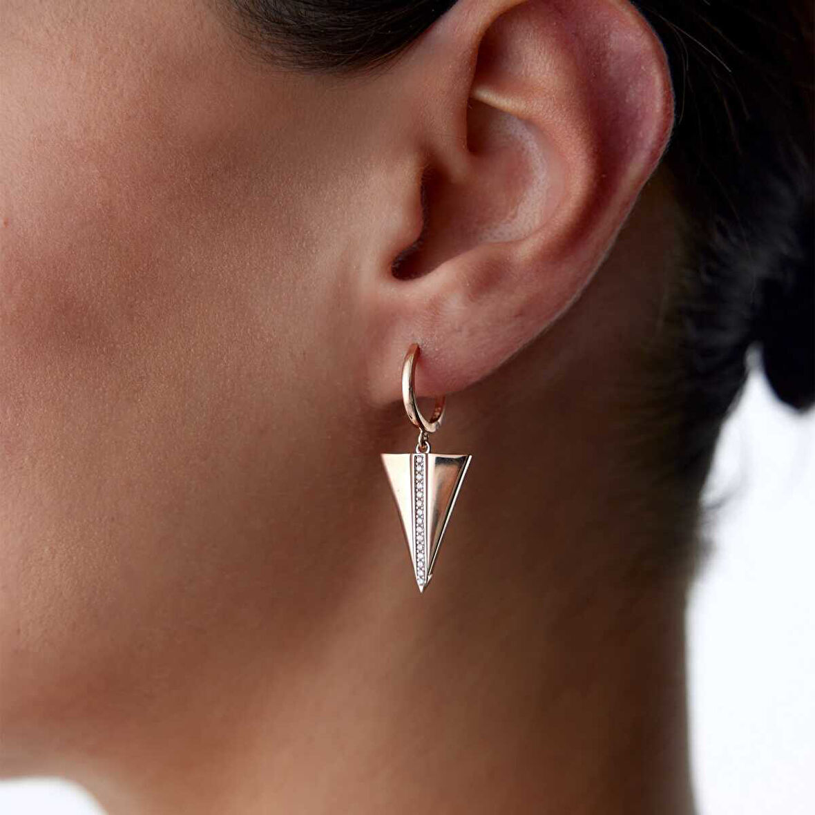 Ortası Sıra Taşlı Ters Üçgen Küpe