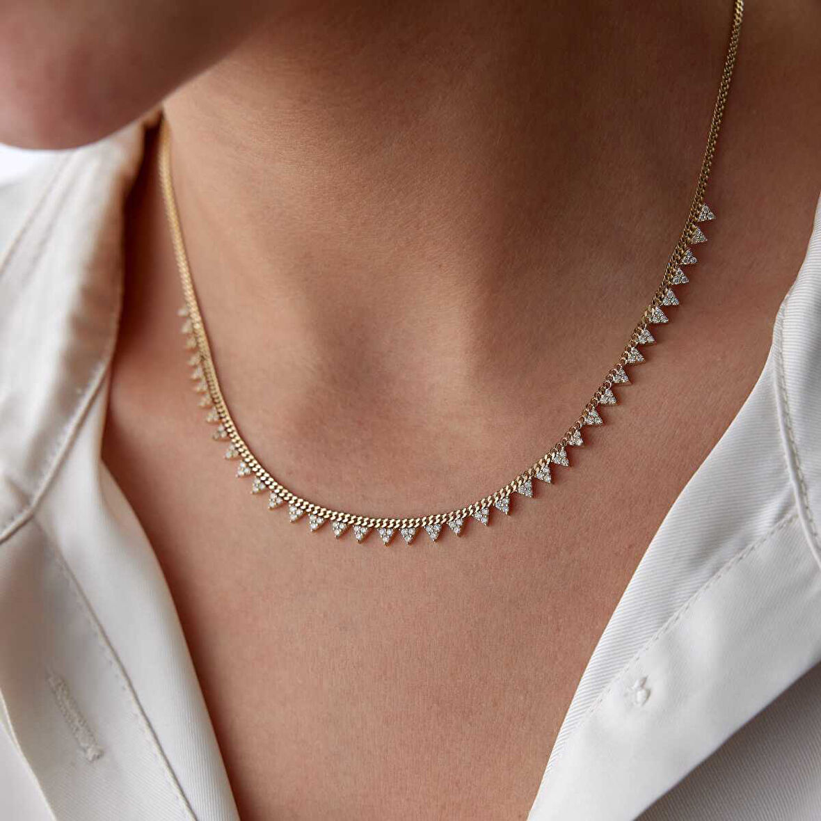 Gurmet Zincire Triangle Taşlı Kolye