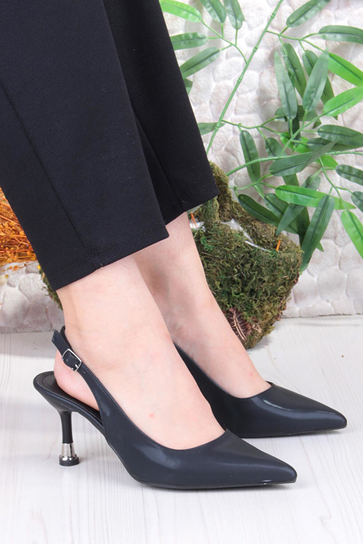 Fort 35244 Ceyn Simli Rugan Önü Kapalı Arkası Açık Topuklu Kadın Ayakkabı