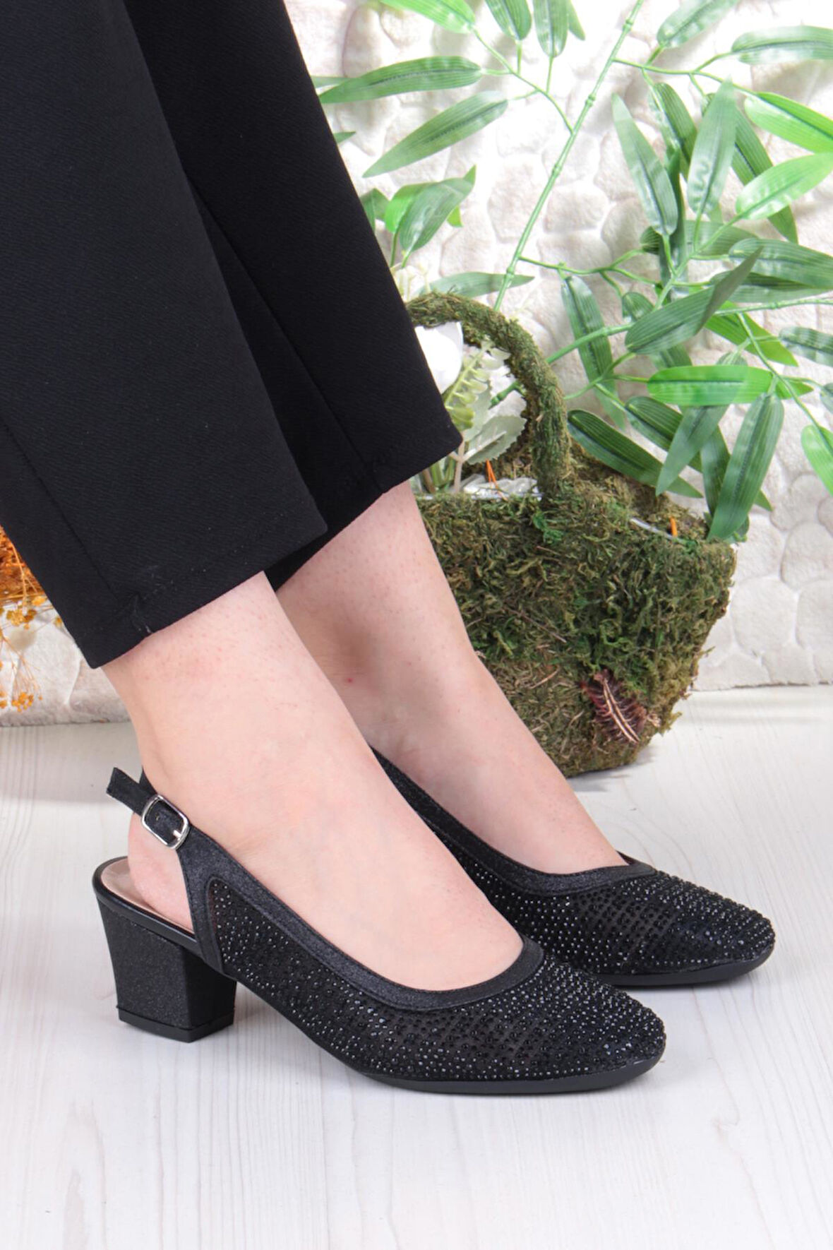 Fort 86004 Nur Dantel Taş Detaylı Arkası Açık Alçak Topuklu Kadın Ayakkabı