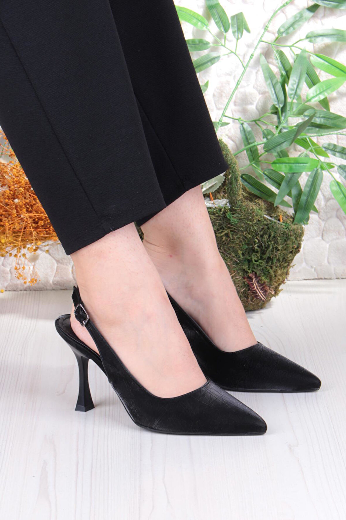 Fort 086-5030 Fls Önü Kapalı Baskılı Arkası Açık Topuklu Ayakkabı