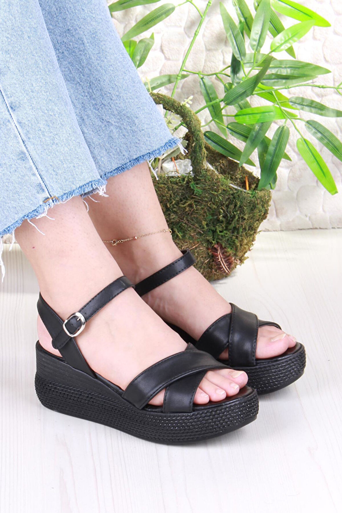 Fort 05-7008 Soft Rahat Toka Detaylı Dolgu Taban Çapraz Bant Kadın Sandalet
